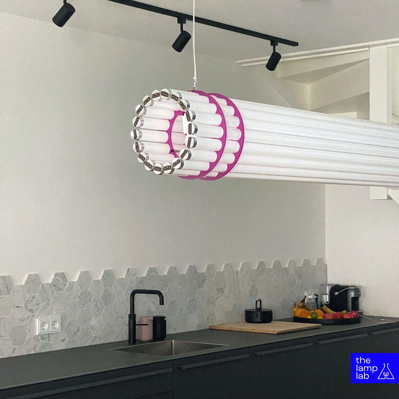 Modern langwerpige hanglamp boven lange eettafel