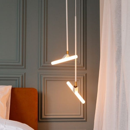 Moderne buislampen naast bed wit goud langwerpige pendels