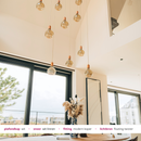 Grote videlamp schuin plafond zwart witte plafondplaat woonkamer 16 pendels