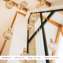 Grote videlamp schuin plafond zwart witte plafondplaat woonkamer detail