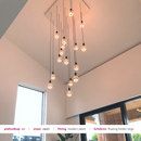 Grote videlamp schuin plafond zwart witte plafondplaat woonkamer