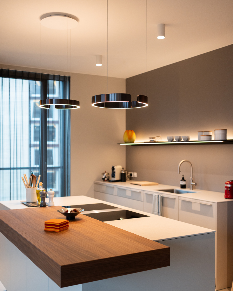 Lichtplan keuken Rotterdam - Occhio en Wever en Ducre lampen boven keukeneiland en voor hoge keukenkasten - lichtplan appartement Rotterdam voorbeeld - lichtadvies en lichtontwerp Rotterdam