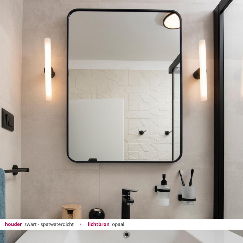 Moderne wandlamp badkamer naast spiegel langwerpig buislamp