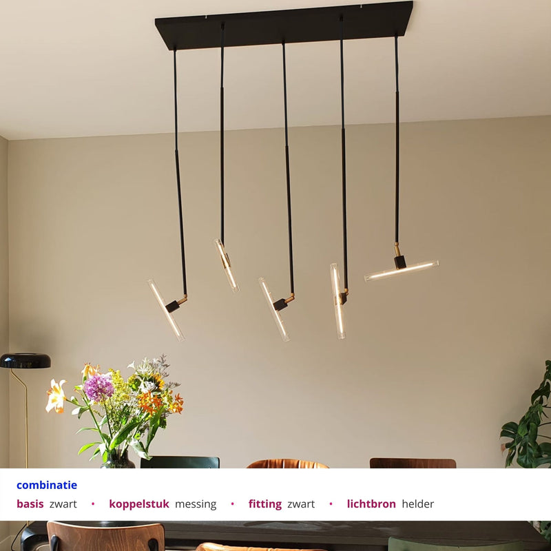 Langwerpige hanglamp boven eettafel design