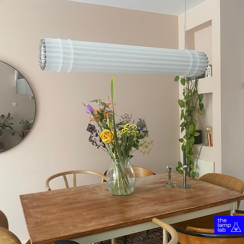 Modern lange hanglamp wit boven eettafel
